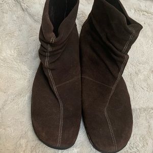 NWOT Baretraps Kendra Boots, size 9.5. 1 inch wedge.